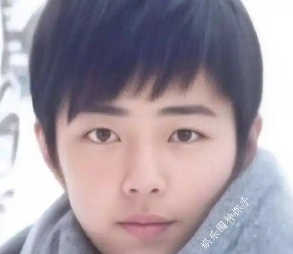 谁说肖战大学时期不好看?最后一张太让人心动了!_战战_五官_皮肤