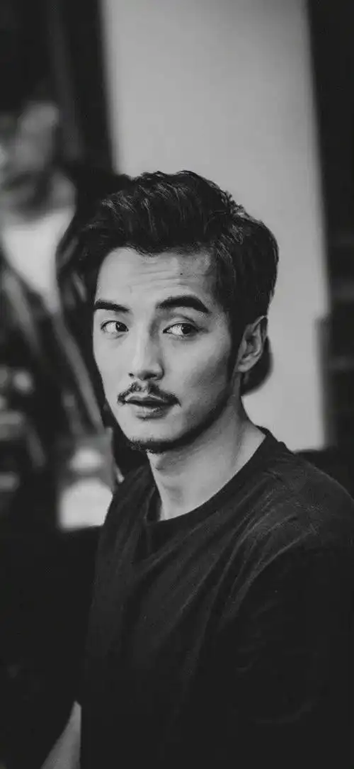 络腮胡男生的颜值终于被证明了,这位帅哥最近横空出世