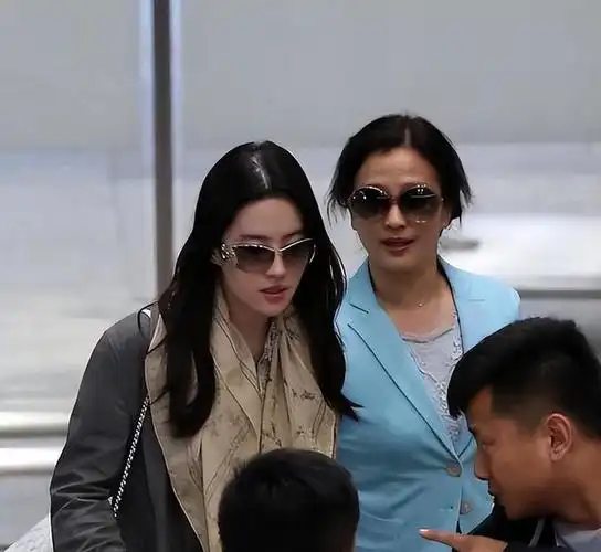 刘亦菲母亲刘晓莉长得比女儿还漂亮两婚两离65岁单身也幸福