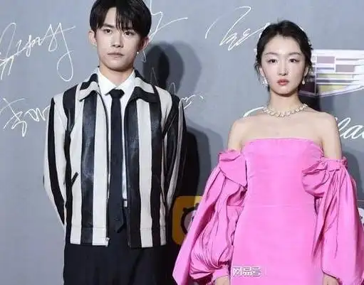 易烊千玺对周冬雨的礼服二连击, 前脚刚踩完后脚又坐上去了