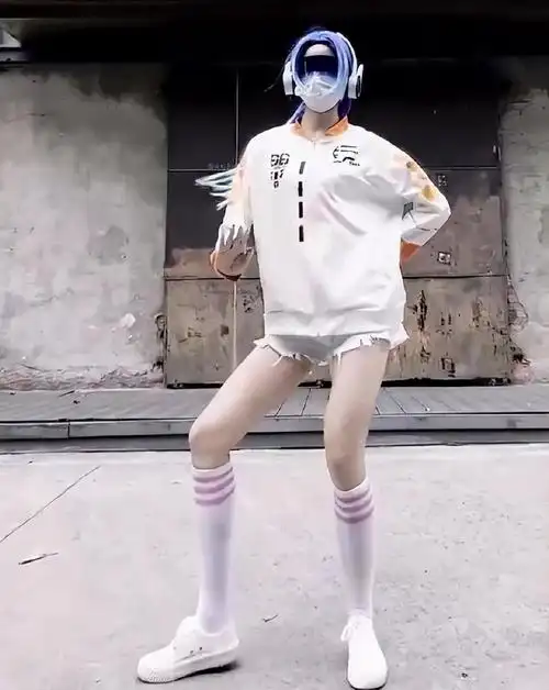 其中最经典的就是cos火箭少女和奶油裙两个时装跳舞人气直接拉满,不过