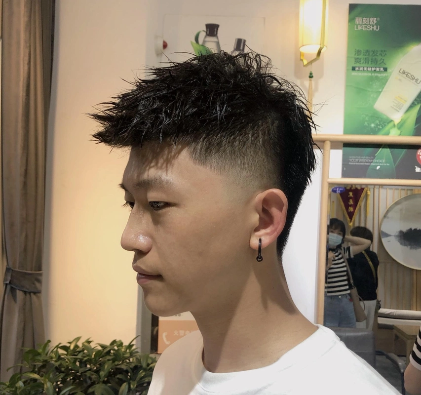 2020-09-03 · 镜子发型 分享到 3 跟贴 越剪越有型男发23款,不仅