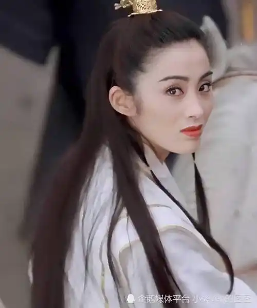 56岁女神张敏近照曝光,老了身材暴瘦干瘪,被采访时笑得很开心_腾讯