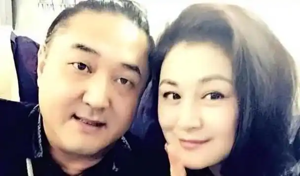 谢大脚于月仙车祸去世一年半后丈夫张学松的痴爱令人泪目