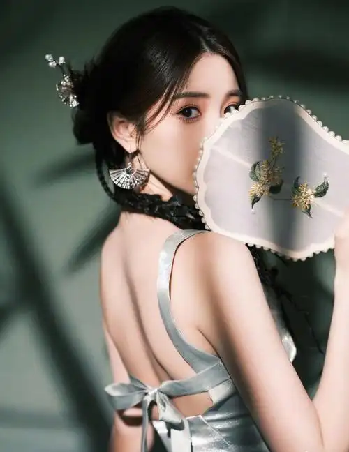 毛晓彤蓝色连衣裙性感美背写真,网友:这才是女神!