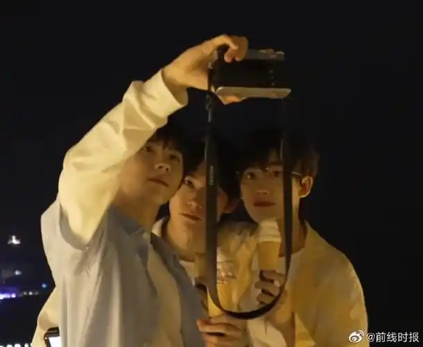 马嘉祺的冰淇淋还没吃就掉了##马嘉祺丁程鑫张真源合照