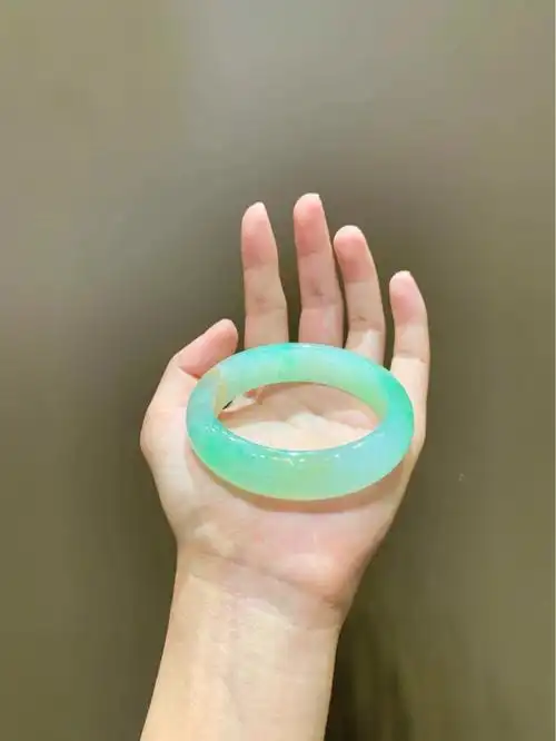 赵丽颖甜美系冰种正条翡翠手镯