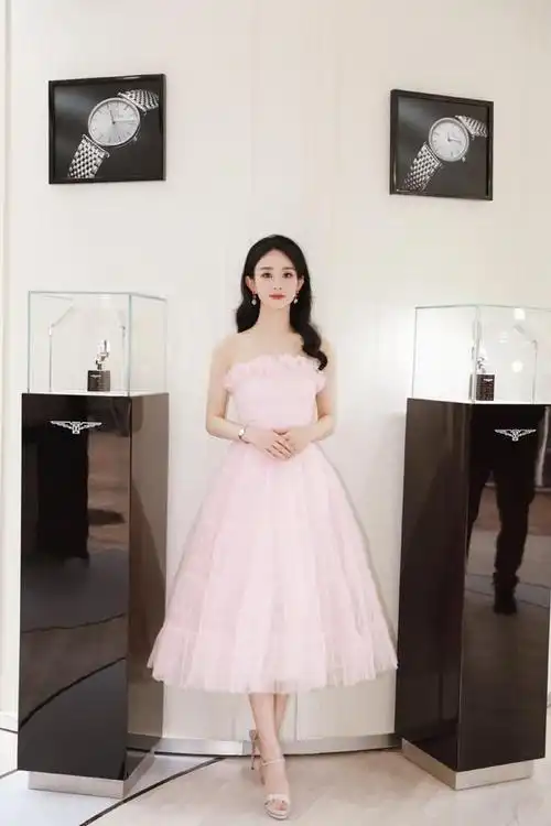 赵丽颖的小圆脸真显小穿抹胸粉裙仍像小姑娘一点儿不像生过娃