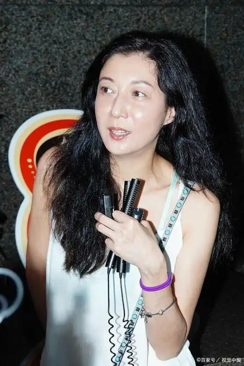 24年不被认的吴绮莉,称永不后悔和成龙在一起