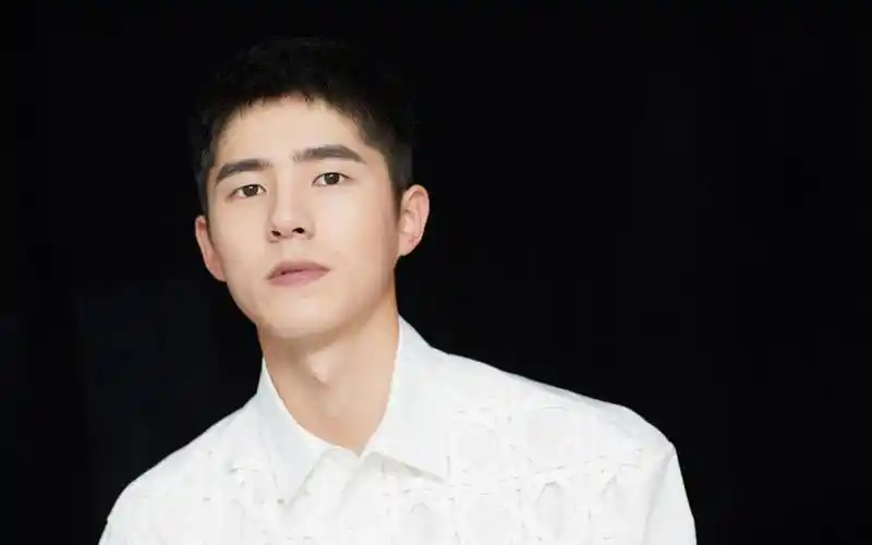 刘昊然回春上热搜!他戴着金丝眼镜儒雅英俊帅爆了