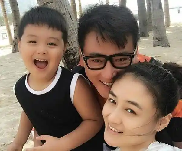 大概是把重心都放到了家庭和孩子,在工作上他是一个尽职尽责的好演员