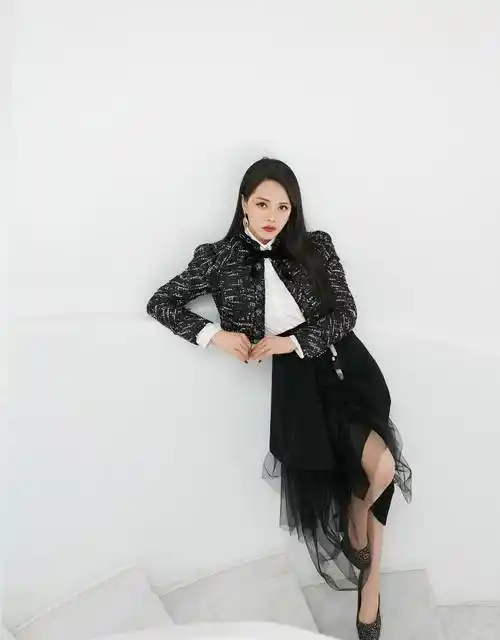 伊能静这样的白肤色如同少女一般白皙,嫩滑,自然就给人满满的少女滤镜