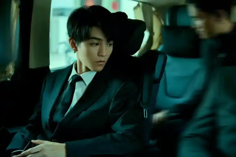 王俊凯《重生之门》 新剧照~ 穿西装的庄文杰太帅了!