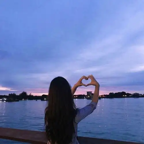 拽的头像女生图片背影