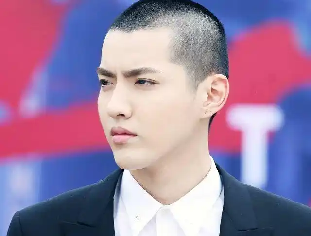 一,吴亦凡在这个大众娱乐的时代里,想进入娱乐圈,才艺必须有,唱歌跳舞