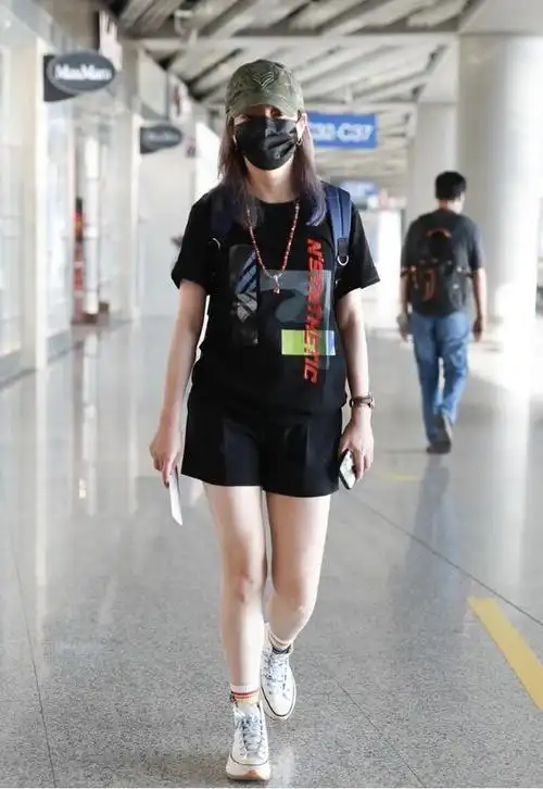 赵薇年轻范十足大夏天穿t恤配短裤牛奶肤色镜头下真显眼