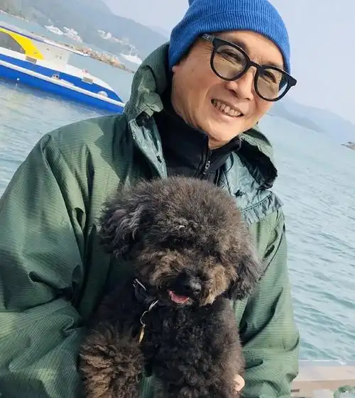 70岁刘松仁近照,不用拄拐杖精神好,笑容满脸未受中风传闻影响