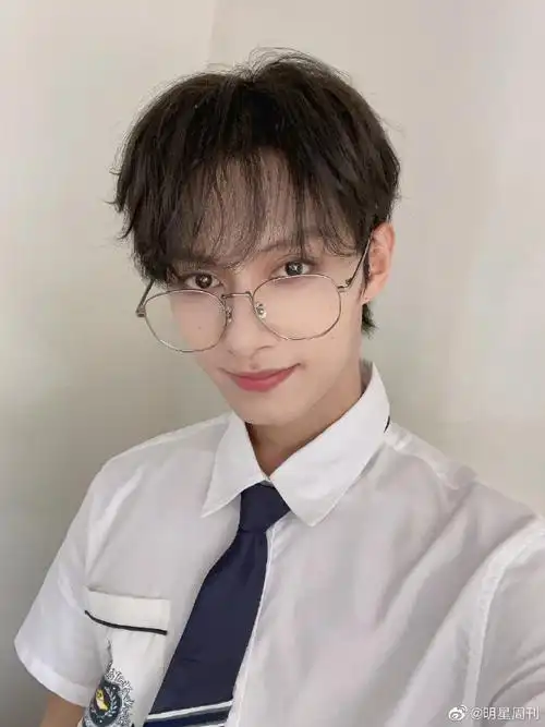文俊辉校服金丝眼镜##文俊辉金丝眼镜自拍