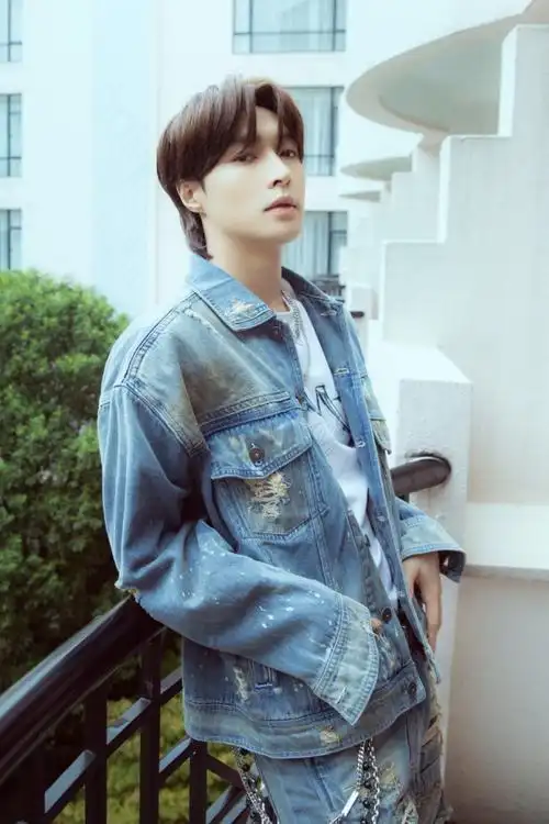 张艺兴狼尾头造型