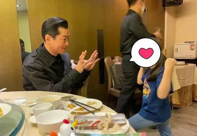 54岁古天乐近照曝光!与孩子玩游戏好开心,笑容温柔至今未婚无子