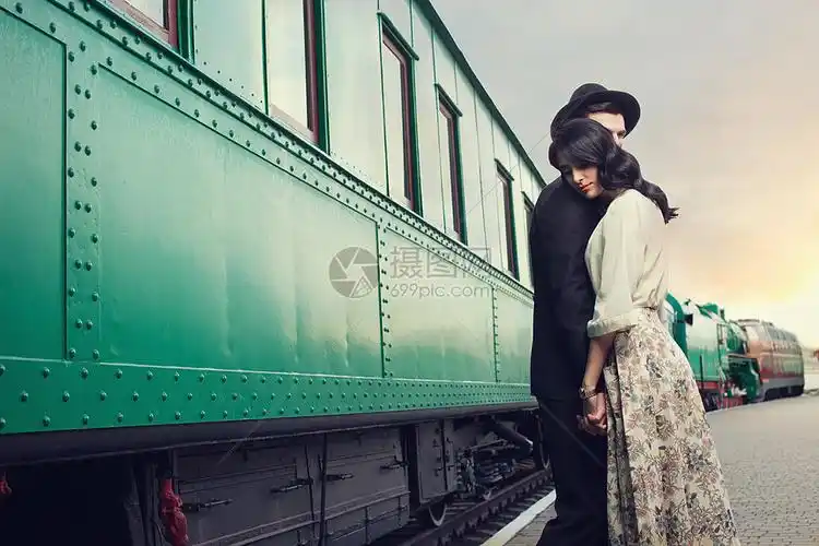 火车站分手可爱的夫妇