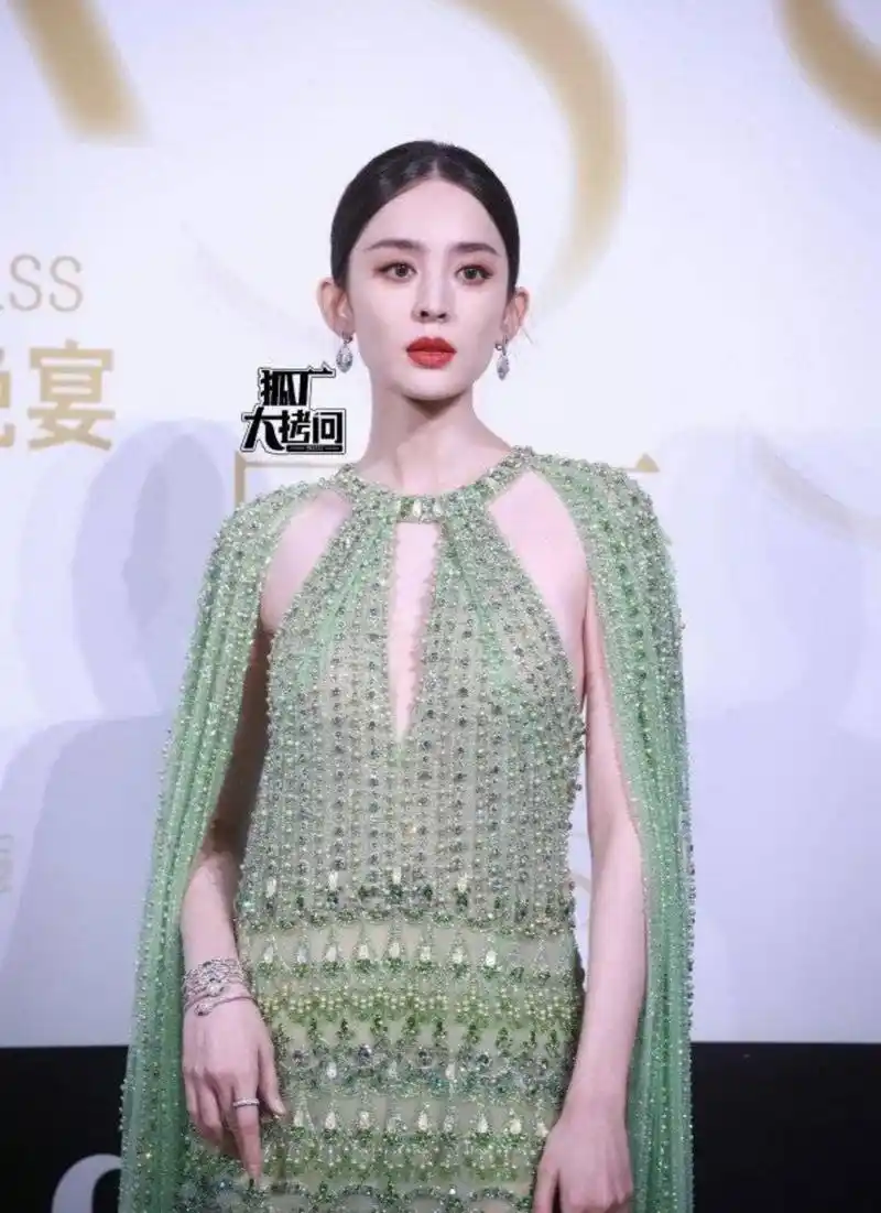 古力娜扎一身透视纱裙出席活动,有一说一,这身衣服没多出众,能这么