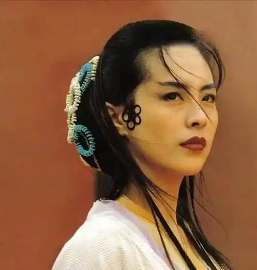 中饰演的白素贞也是非常经典的角色,很多人认为这是王祖贤的颜值巅峰