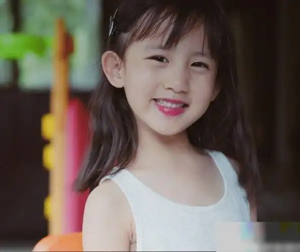 都说黄多多是最美星二代,但看到5岁黄少艾,才懂啥叫"高级脸"