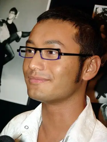 黄晓明外貌进化更靓仔新造型自拍浓发大眼尖下巴