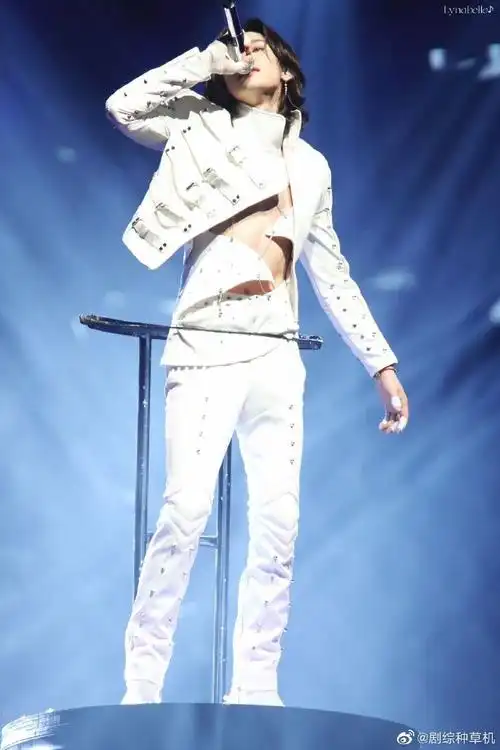 小鬼演唱会露腹肌#王琳凯你现在是真的红了,当你粉丝还有腹肌看了,啊