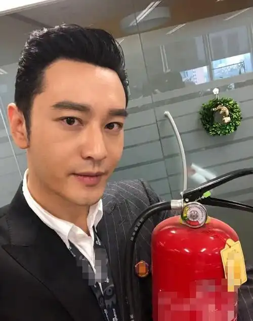 颜值难撑?41岁黄晓明下巴近照变形凸出明显,滤镜下秒出双下巴