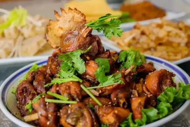 莱芜特色炒鸡,散养公鸡搭配莱芜本地酱油花椒爆炒,鲜香四溢