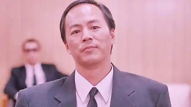 英雄本色:狄龙演的气场十足,孤身前去谈判,依旧沉稳霸气