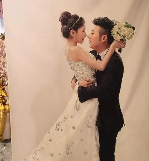 高晓攀大婚向娇妻下跪示爱 蔡国庆巩汉林道贺