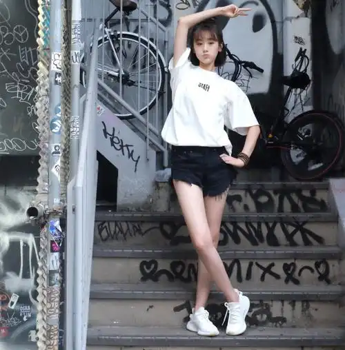 袁冰妍白t配短裙现身,暴露一双纤细美腿,网友:少女感满分!