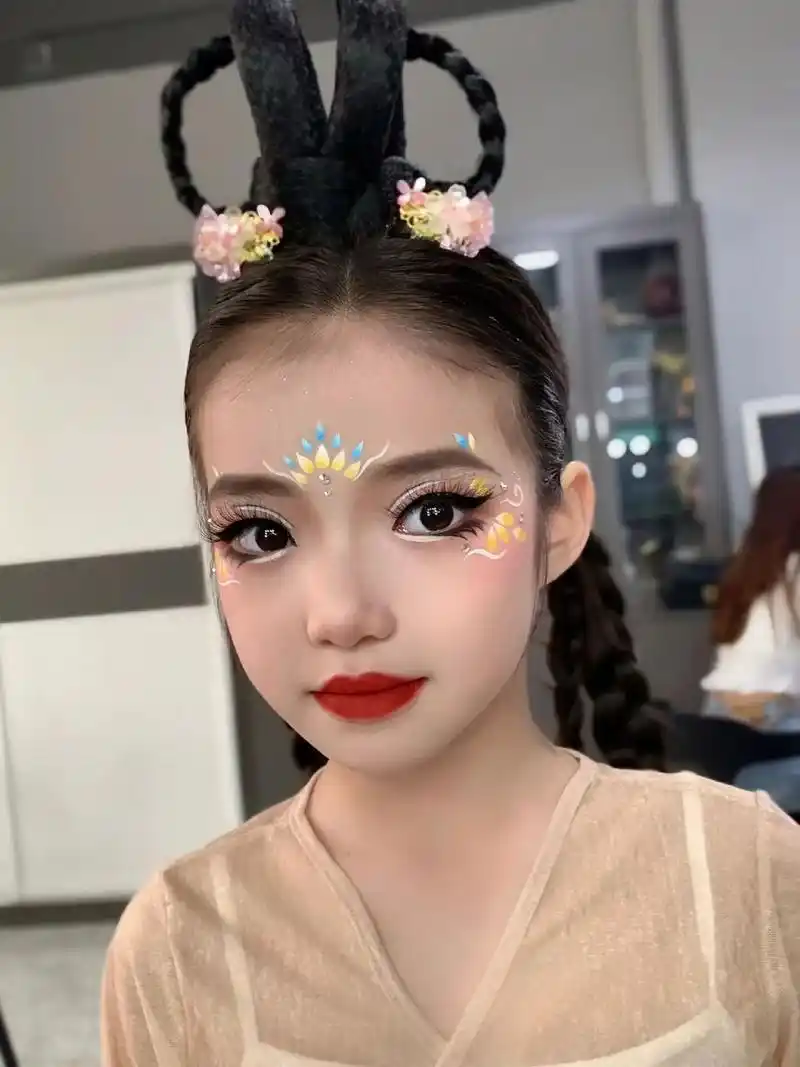 儿童表演妆 宝宝们的独舞表演造型.