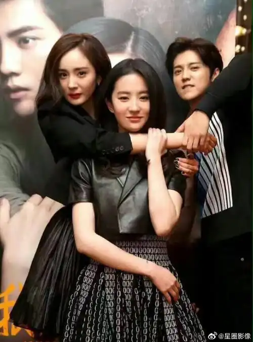 杨幂刘亦菲鹿晗早期合照,看起来三个人关系蛮不错的,但现在好像也没