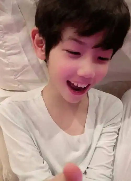 虽然才9岁,可杨雨辰的五官却非常高级,一双大眼睛明亮有神,唇红齿白