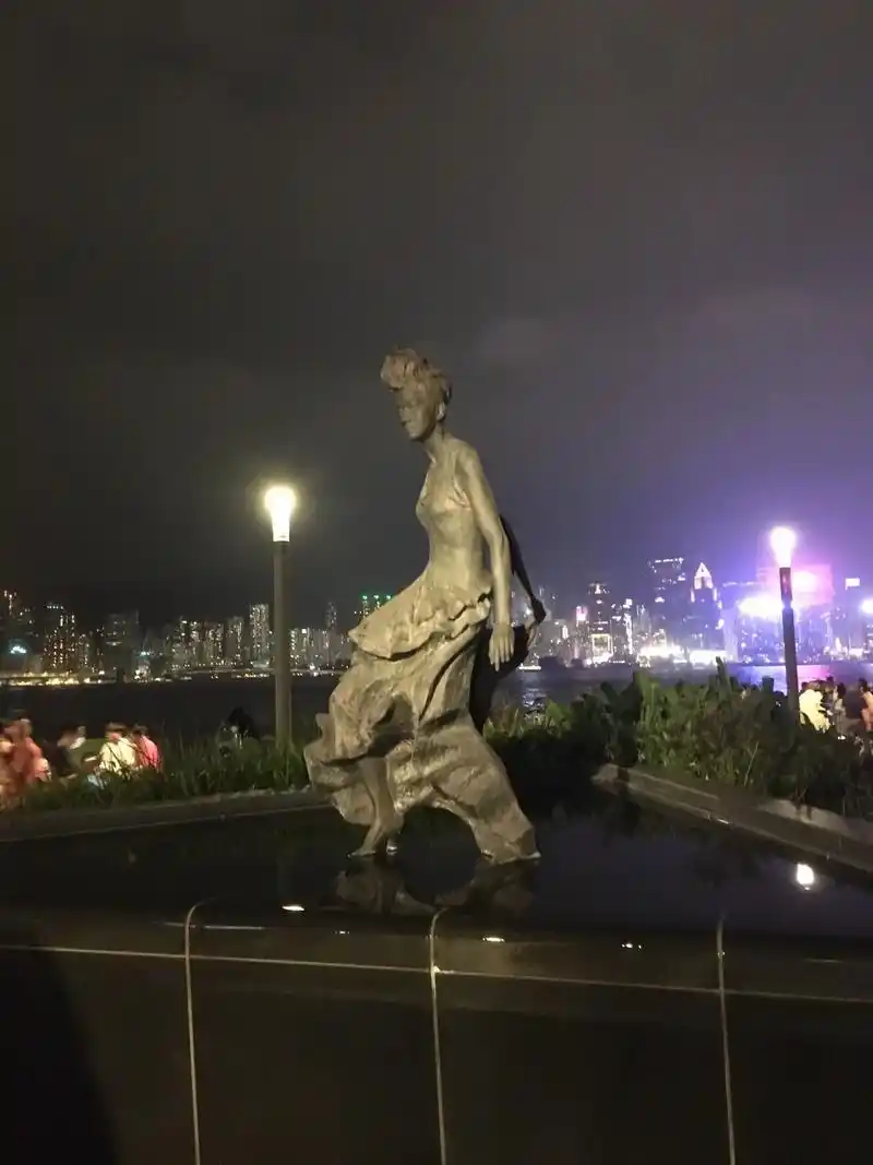 梅艳芳 今天有很多感慨,第一次看到铜像我哭了,很激动,然后 - 抖音