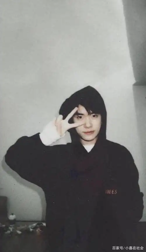 易烊千玺胶片风照片合集,你的拍立得男孩!