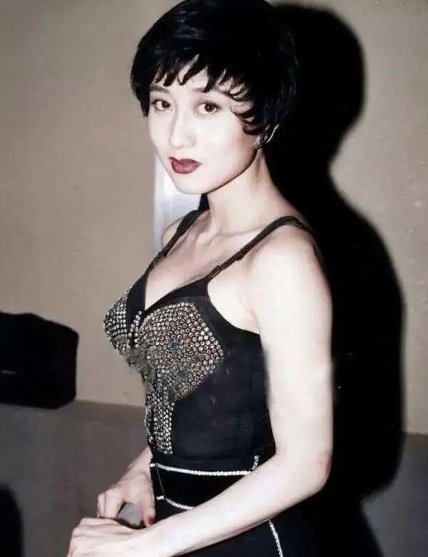 利智绝对是能用美得不可方物形容的女人集颜值身材于一身