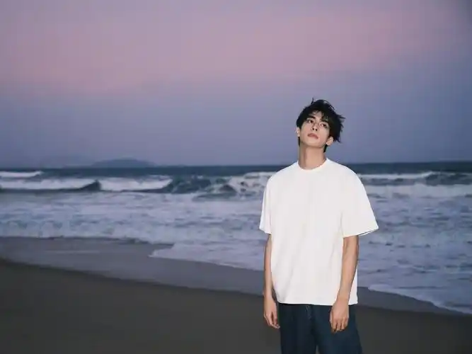 组图:宋威龙晒海边随拍六宫格 白t少年氛围感满满