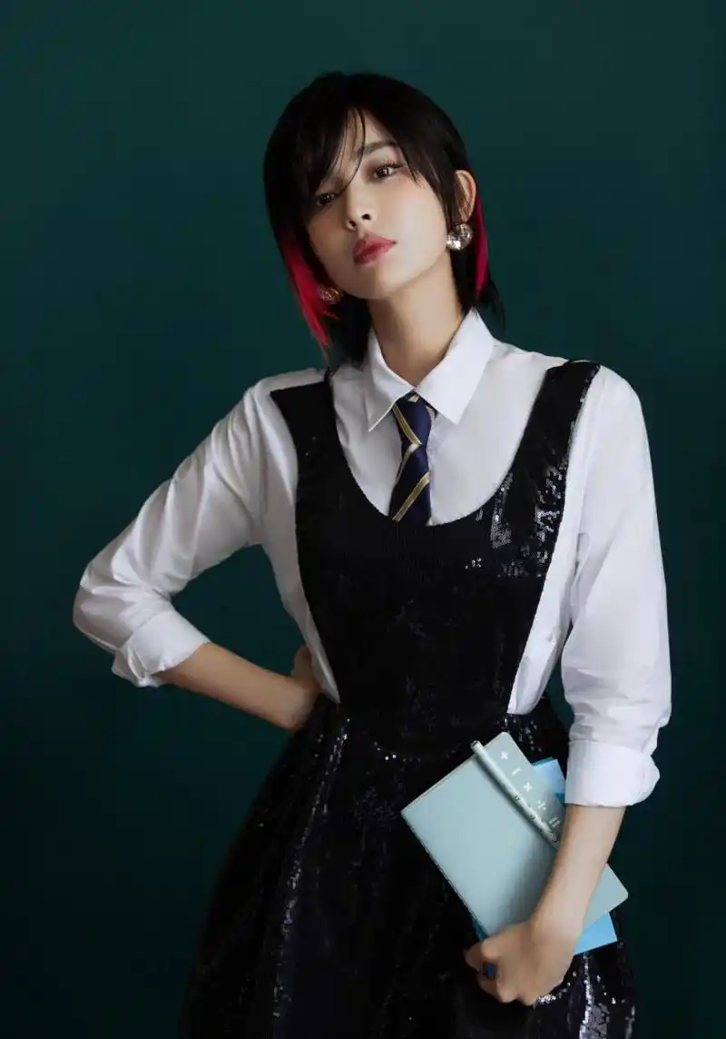 古力娜扎最新写真大片 白衬衫加粉色挑染发型又甜又飒