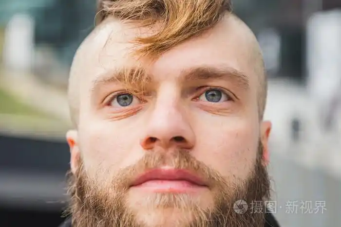 时尚的大胡子的男人街头留影照片-正版商用图片1nqy36-摄图新视界