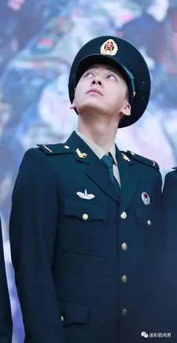 李易峰穿军装变兵哥上热搜榜,网友都喊老公_成都