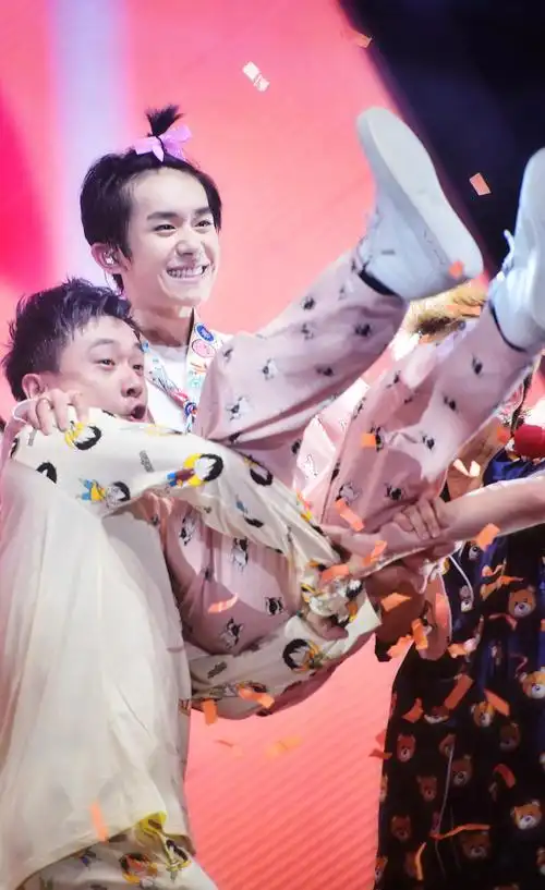 易烊千玺可爱粉睡衣美图