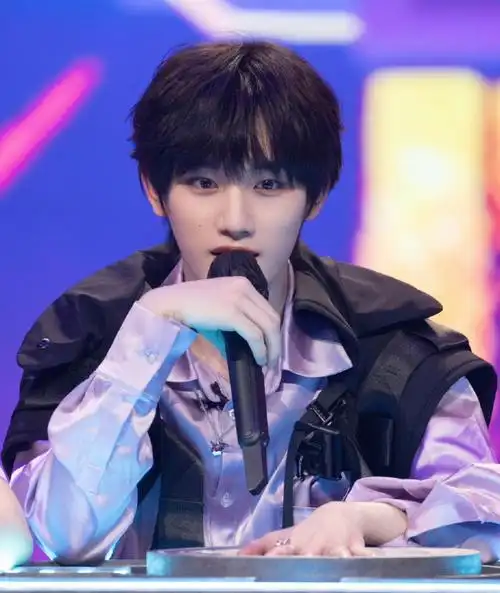 丁程鑫紫色丝绒衬衫造型##丁程鑫夏日少年派特工造型