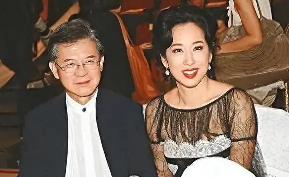 豪门传奇朱玲玲:二婚疑闹崩净身出户,一生都在为长子霍启刚铺路
