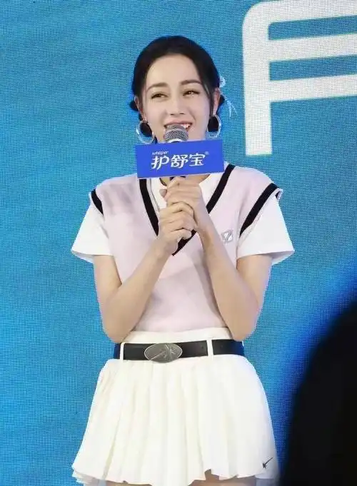 迪丽热巴消失九个月身材轻盈无孕相,连续三场活动力破怀孕传闻_营业