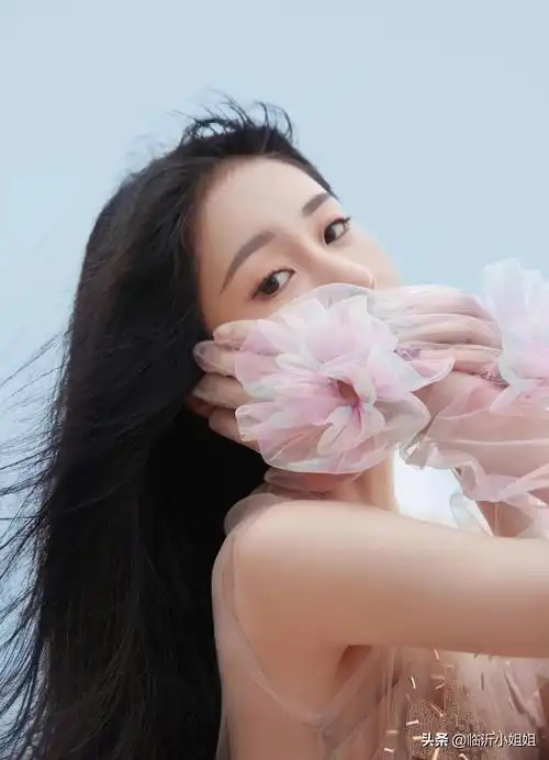 张碧晨是一个有颜值有才华的美女,好看的皮囊千篇一律,真正的一个有